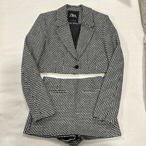 ZARA EUC Chic houndstooth cropped satin lined blazer with matching skort.